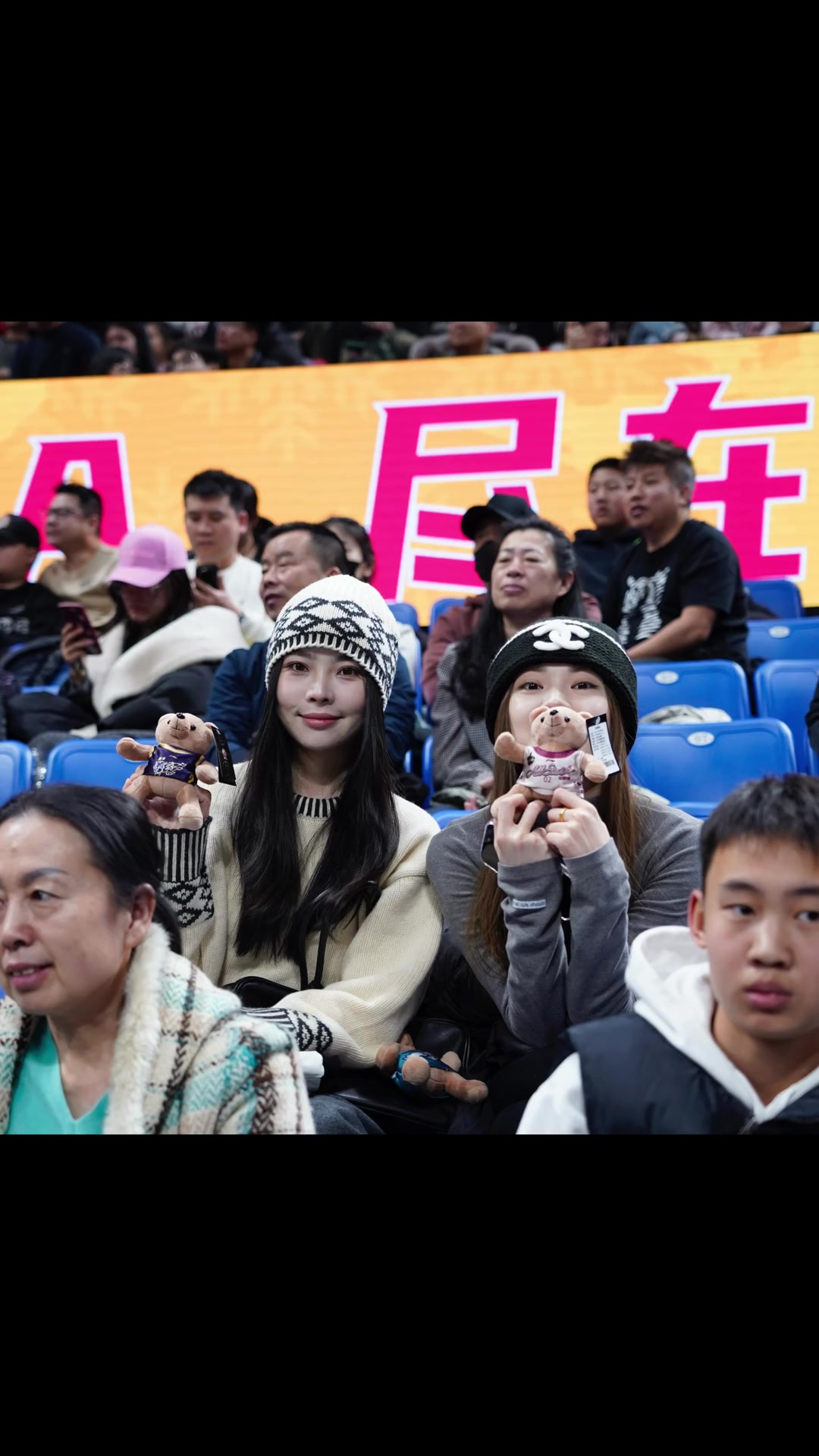 [体育英雄]现场捉到两位可爱的小姐姐